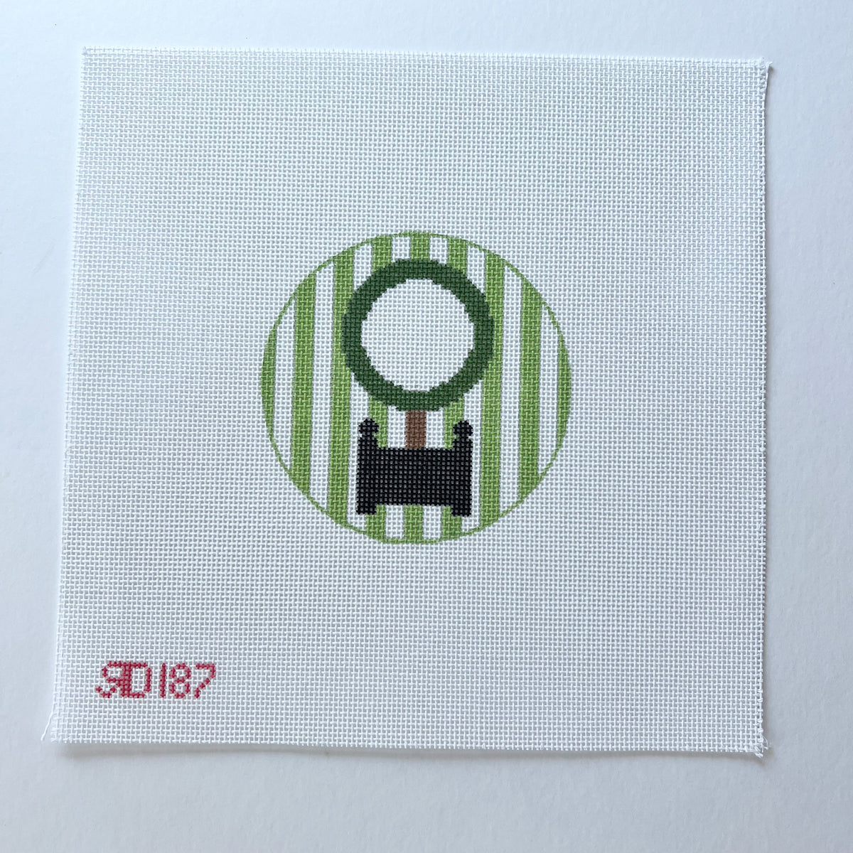 Topiary Monogram Round - 187