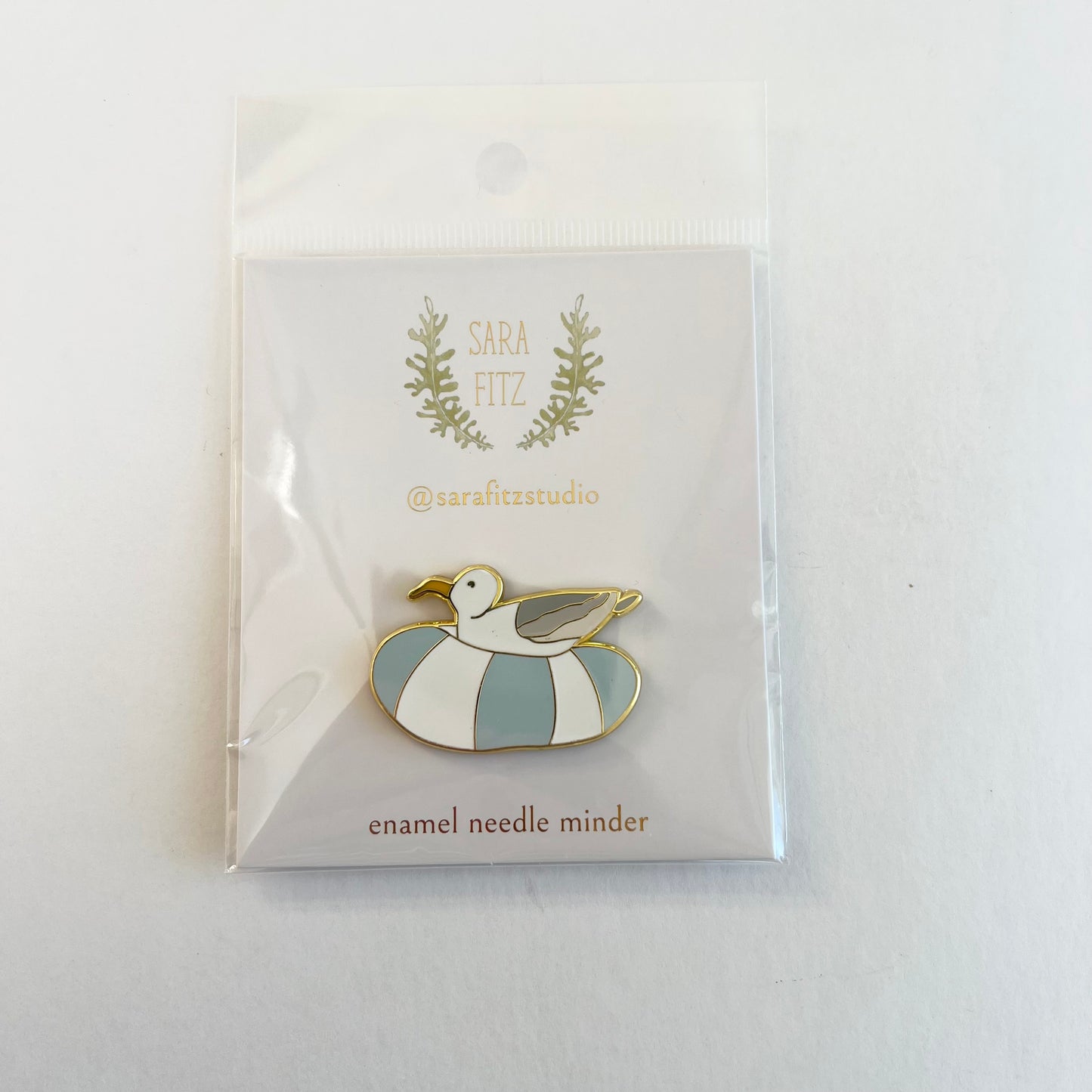 Floating Gull Needle Minder